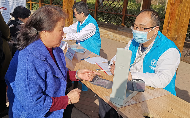 【学雷锋日】MK体育在线,MK体育在线（中国）举办“爱满京城，牵手智慧家医”志愿服务活动(图5)